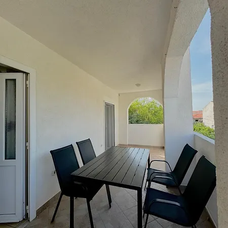 Ema Apartment